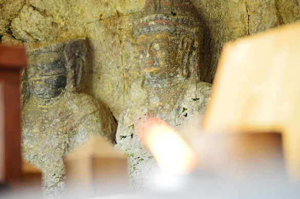 国宝の石仏群に感謝を示す荘厳な祭り